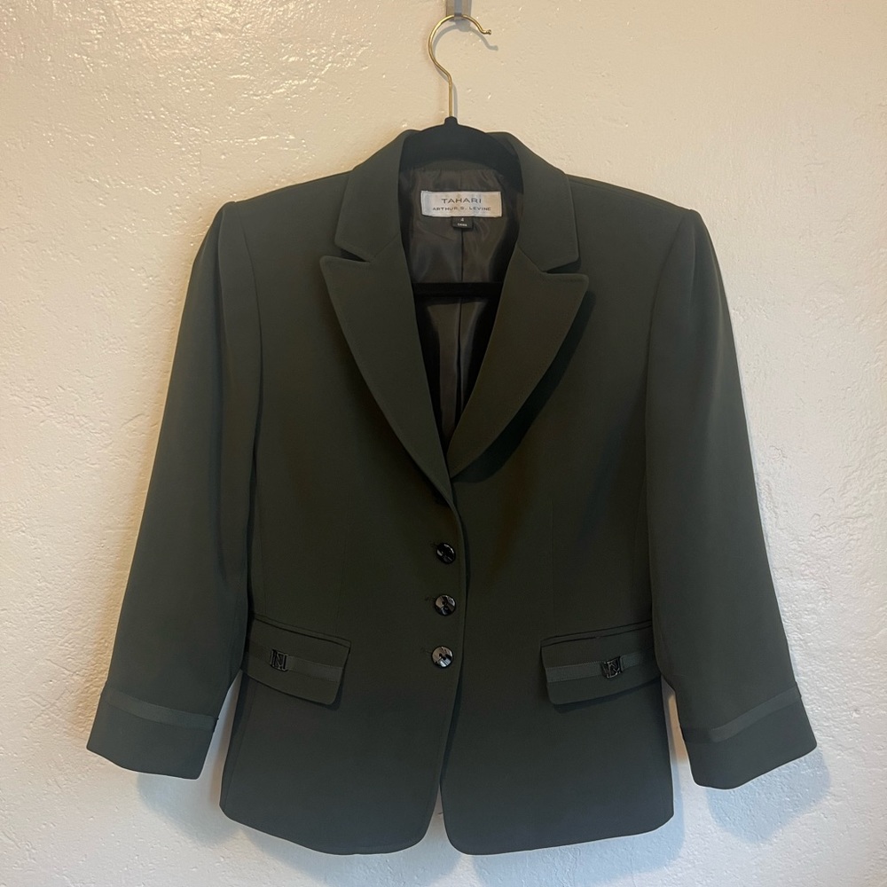 TAHARI green blazer